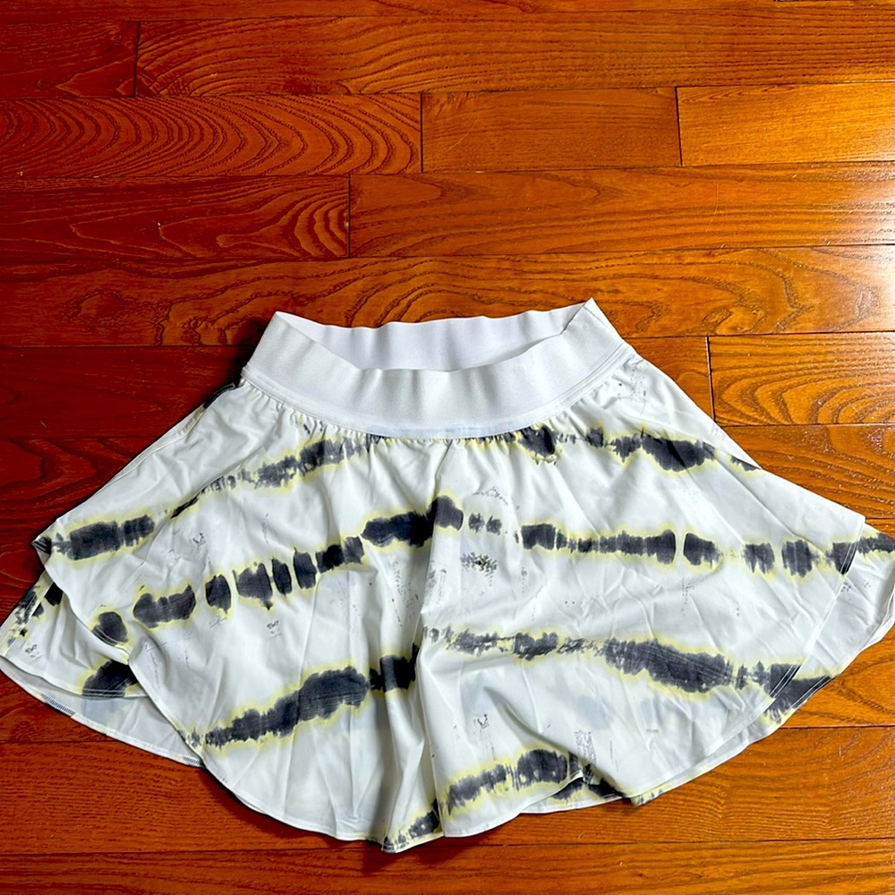 Lululemon tennis skirt size 6. Like new- worn twice.